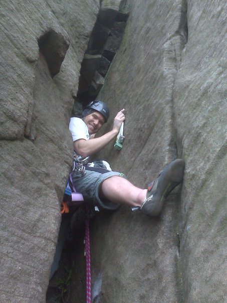 Global Therapies: Tim lead climbing Karabiner Chimney at the Roaches